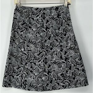 TALBOTS PETITES BLACK & WHITE FLORAL SKIRT  LEFT SIDE‎ ZIPPER FULLY LINED